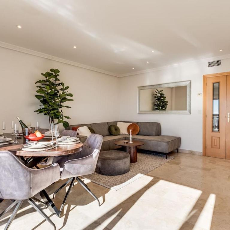 Ultimate Rentals - 2BR Apt 5 min Van Het Strand - Selwo Hills 2 - Apartamento - 26