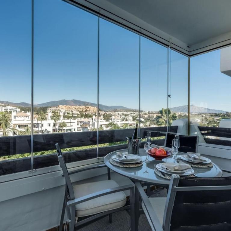Ultimate Rentals - 2BR Apt 5 min Van Het Strand - Selwo Hills 2 - Apartamento - 25