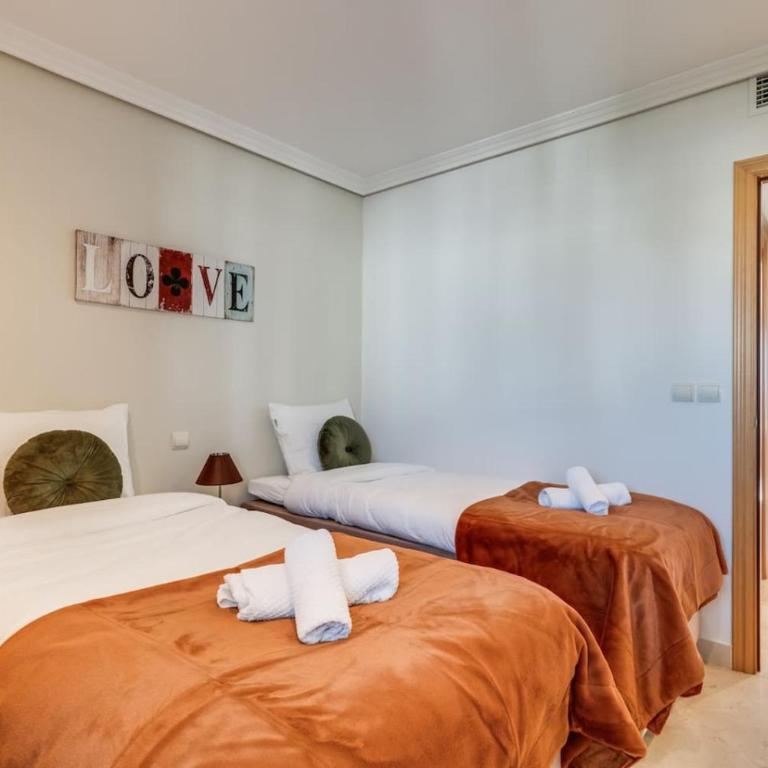 Ultimate Rentals - 2BR Apt 5 min Van Het Strand - Selwo Hills 2 - Apartamento - 24