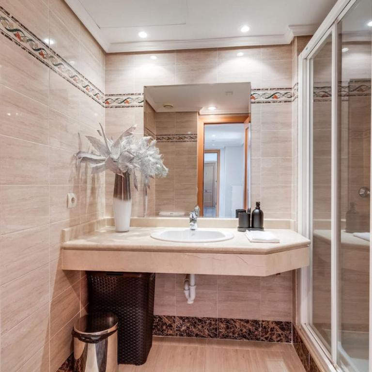 Ultimate Rentals - 2BR Apt 5 min Van Het Strand - Selwo Hills 2 - Apartamento - 18