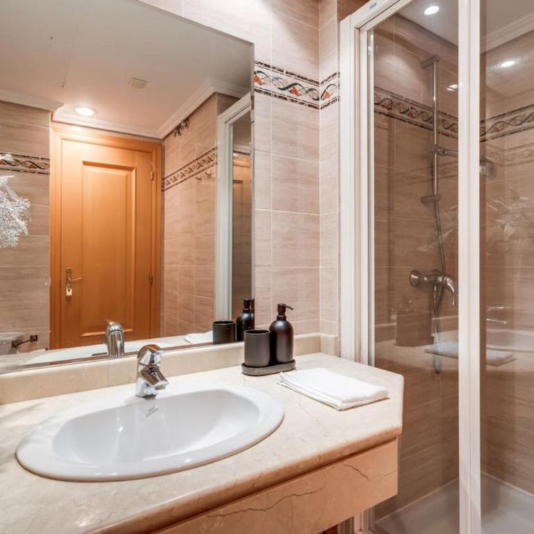 Ultimate Rentals - 2BR Apt 5 min Van Het Strand - Selwo Hills 2 - Apartamento - 19