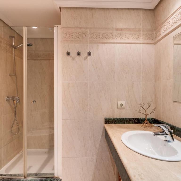 Ultimate Rentals - 2BR Apt 5 min Van Het Strand - Selwo Hills 2 - Apartamento - 12