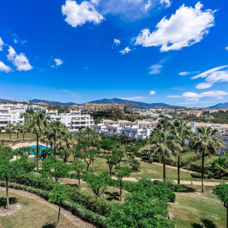 Ultimate Rentals - 2BR Apt 5 min Van Het Strand - Selwo Hills 2 - Apartamento - 4