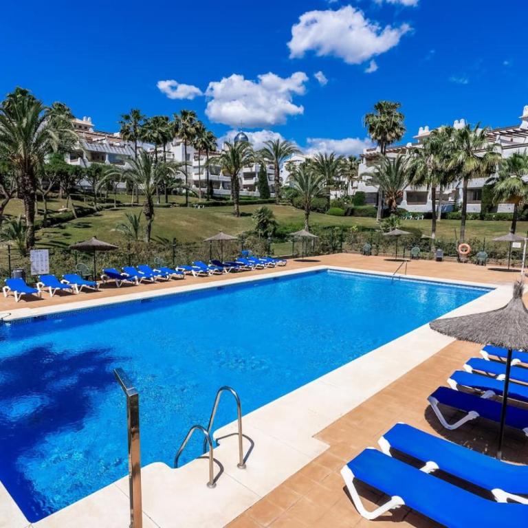 Ultimate Rentals - 2BR Apt 5 min Van Het Strand - Selwo Hills 2 - Apartamento - 5