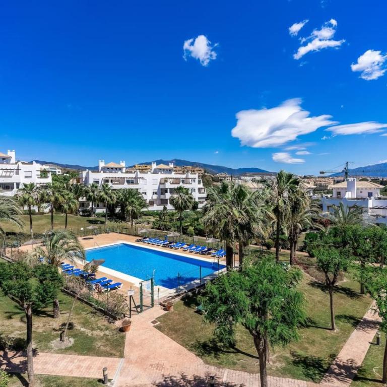 Ultimate Rentals - 2BR Apt 5 min Van Het Strand - Selwo Hills 2 - Apartamento - 2