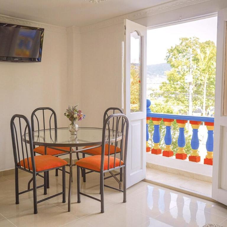 Comodo apartamento 2-2 - Parqueo cubierto para 1 carro - En el corazón de Guatape - Two-Bedroom Apartment with Balcony - 1