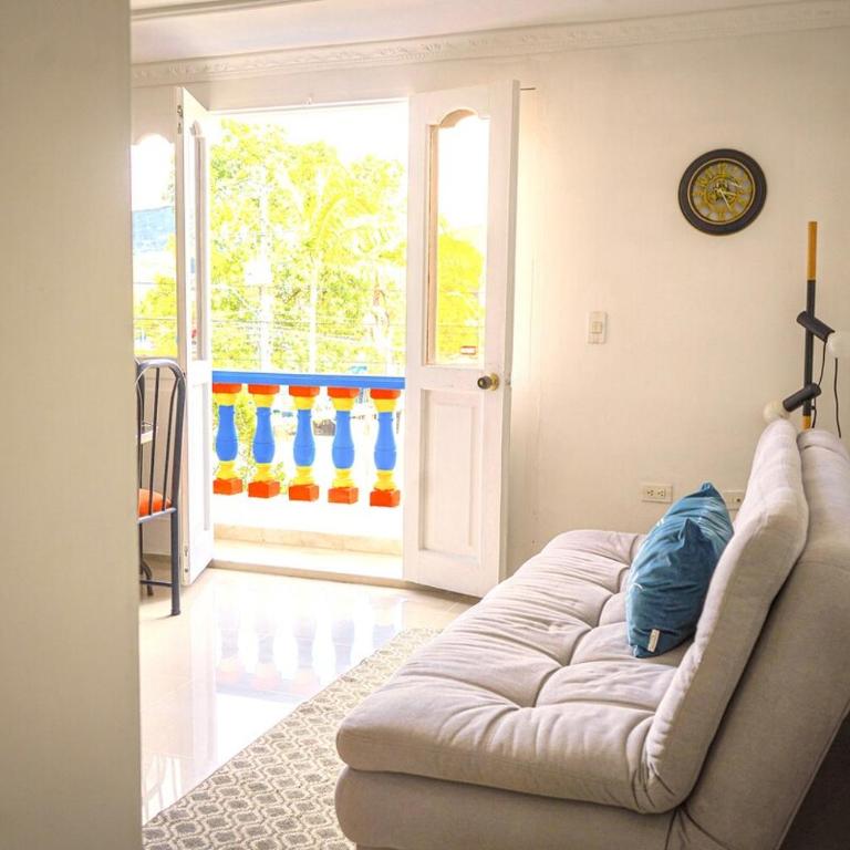 Comodo apartamento 2-2 - Parqueo cubierto para 1 carro - En el corazón de Guatape - Two-Bedroom Apartment with Balcony - 4