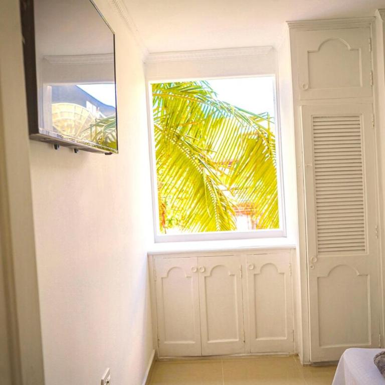 Comodo apartamento 2-2 - Parqueo cubierto para 1 carro - En el corazón de Guatape - Two-Bedroom Apartment with Balcony - 9