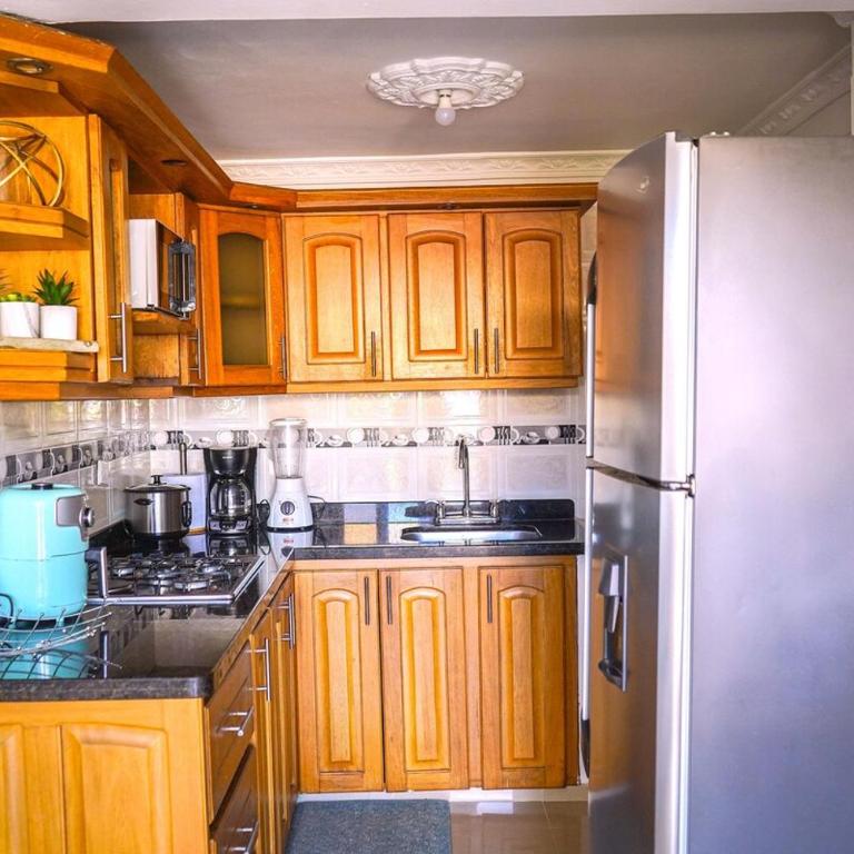 Comodo apartamento 2-2 - Parqueo cubierto para 1 carro - En el corazón de Guatape - Two-Bedroom Apartment with Balcony - 13
