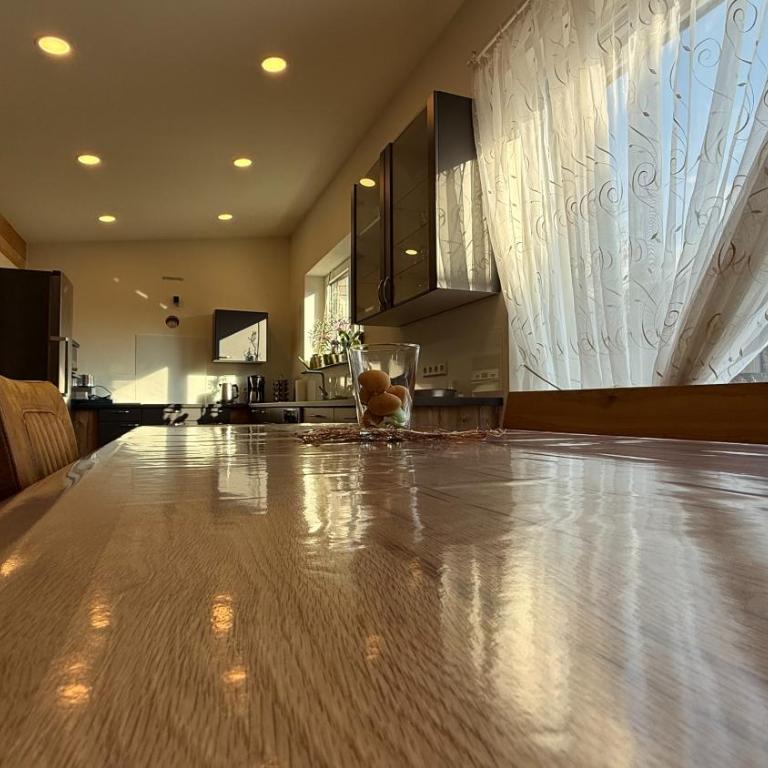 Ferienwohnung Weitblick Wangen im Allgäu - Zwei Schlafzimmer - Terrasse - Kamin - Deluxe Apartment mit 2 Schlafzimmern und Gartenblick - 13