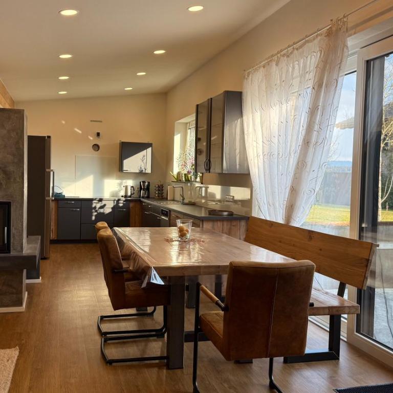 Ferienwohnung Weitblick Wangen im Allgäu - Zwei Schlafzimmer - Terrasse - Kamin - Deluxe Apartment mit 2 Schlafzimmern und Gartenblick - 1