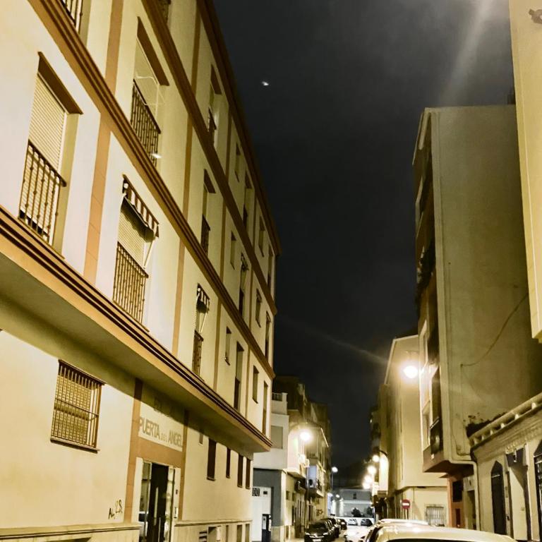 Maravilloso apartamento céntrico de 70m2, jardín propio 40m2 con piscina para niños y parking opcional - Apartamento de 1 dormitorio - 45