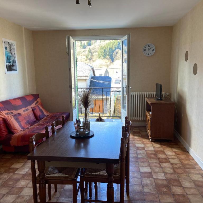Appartement Lumineux et spacieux pour 5 Personnes au Mont-Dore - Villa Planet 1 - Apartment - 5