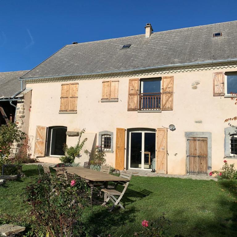 Ancienne ferme rénovée 8 pers, calme, confort, vue montagne et jardin - Maison de Vacances - 44