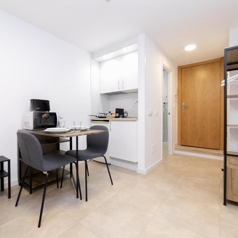 Regency VII - Ferga Suites - Deluxe King Studio - 6