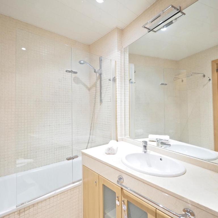 S4D Park Güell - Three-Bedroom Apartment - 19