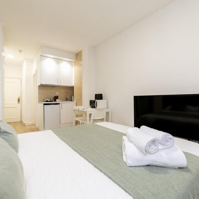 Luxury XV - Ferga Suites - Deluxe King Studio - 13