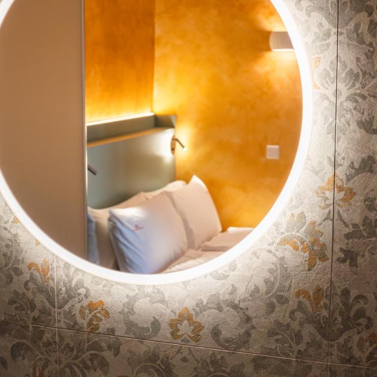 Palazzo Canetti Locarno - Piazza Grande - Suites & Rooms - Easy Self Check-In - Camera Matrimoniale Comfort - 2