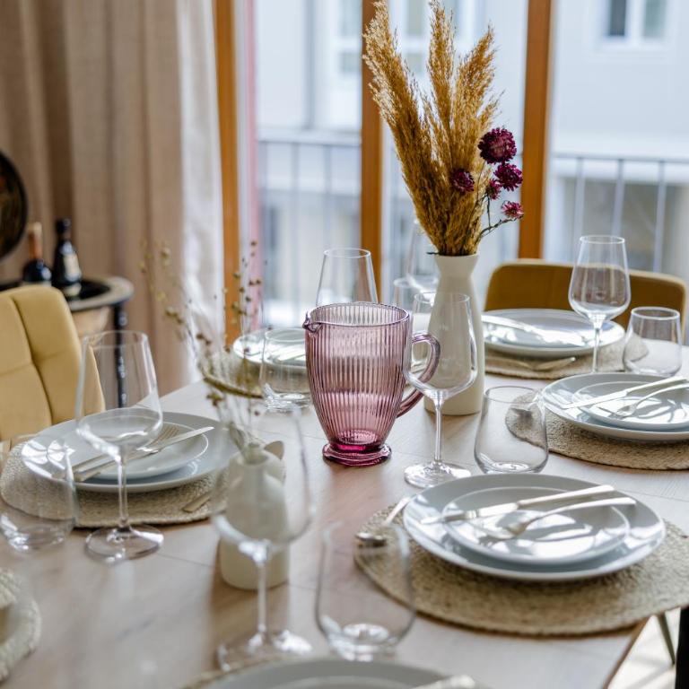 Lumen Homes - Altstadt-Residenz, direkt im Zentrum, geräumiges Apartment mit 5 Zimmern, Küche - Three-Bedroom Apartment - 48