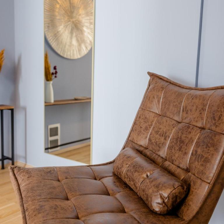 Lumen Homes - Altstadt-Residenz, direkt im Zentrum, geräumiges Apartment mit 5 Zimmern, Küche - Three-Bedroom Apartment - 81