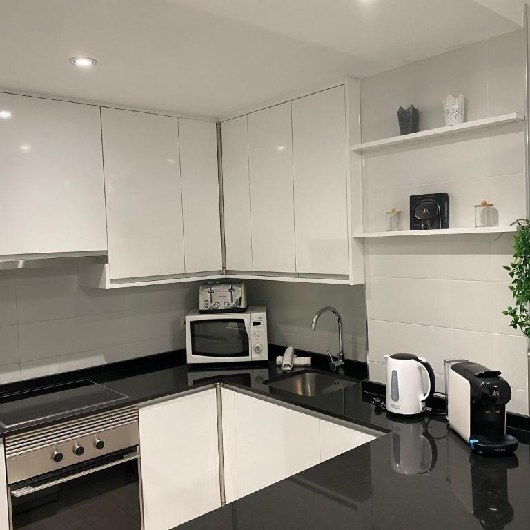 Apartamento ensueño 1a linea playa poniente 6 PAX parking wifi y AC - Three-Bedroom Apartment with Sea View - 22