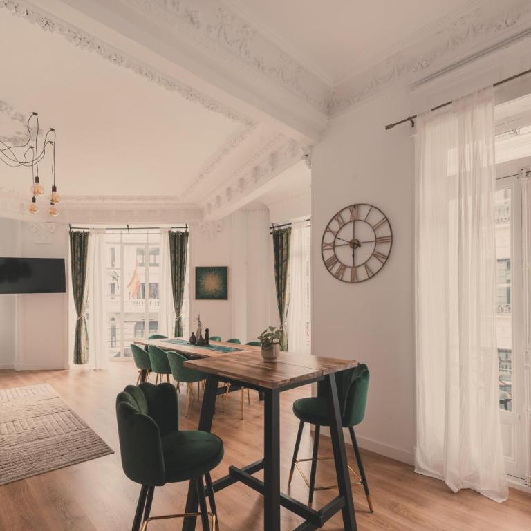 8 rooms, 6 bathrooms over Gran Via Street - Apartamento - 68