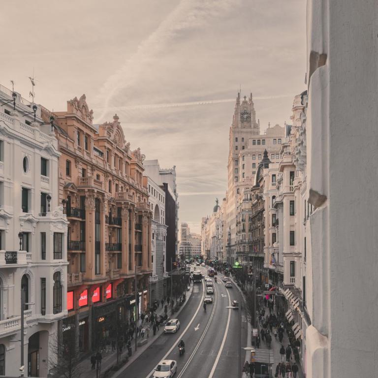 8 rooms, 6 bathrooms over Gran Via Street - Apartamento - 81