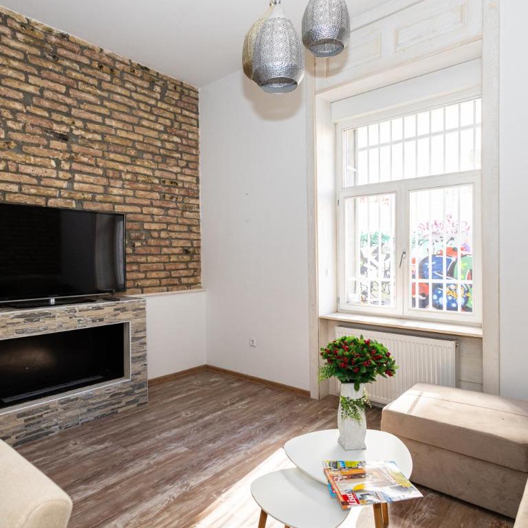 Spacious & Minimalistic Apartment in Downtown - Three-Bedroom Apartment - 5