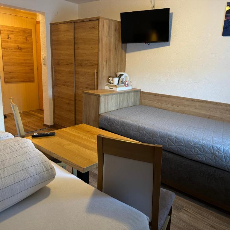 Haus Felsneck - Dreibettzimmer mit Bergblick - 2