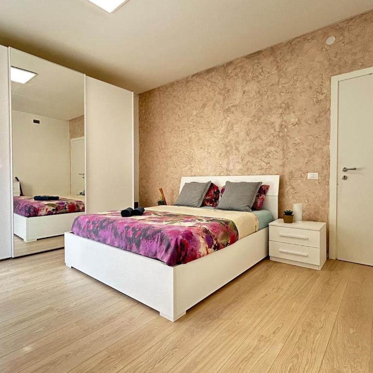 Modern Suite 10 min to Venice & Private Parking - One-Bedroom Apartment - 4