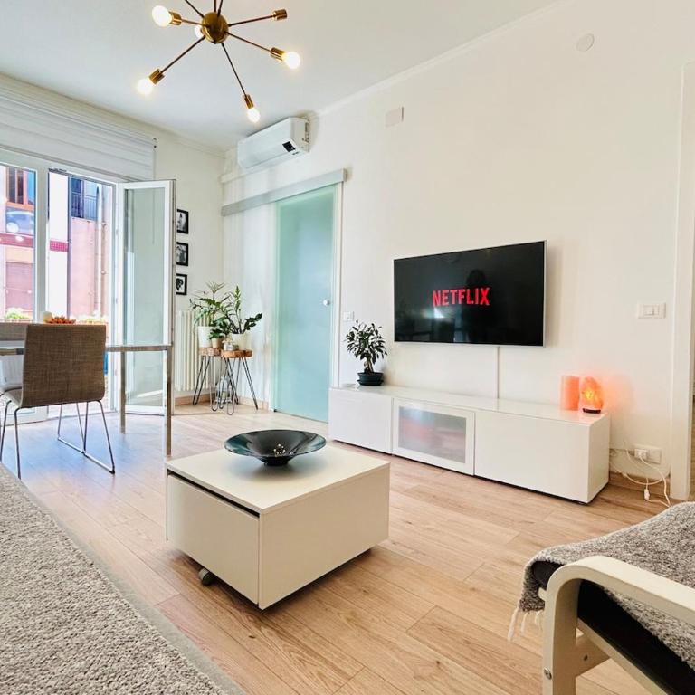 Modern Suite 10 min to Venice & Private Parking - One-Bedroom Apartment - 3
