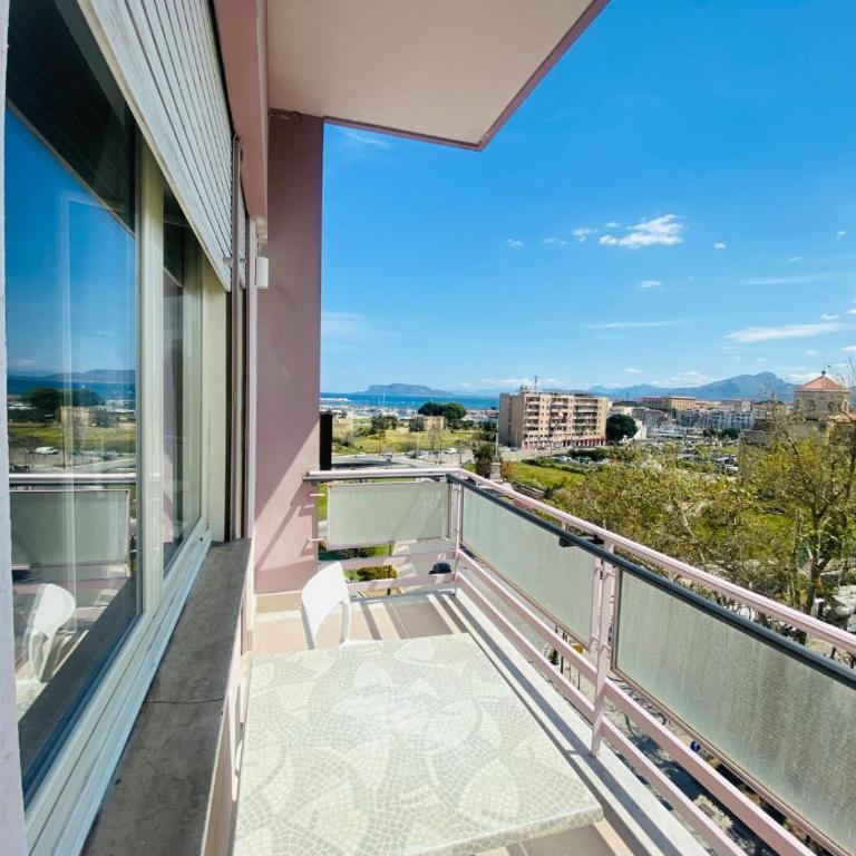 Leone Suite View & Restaurant - Deluxe Doppelzimmer mit Balkon und Meerblick - 5