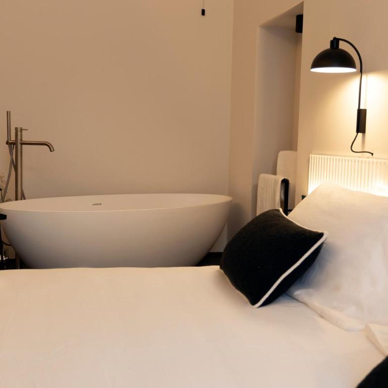 Adaram Suites - Camera King Deluxe - 7