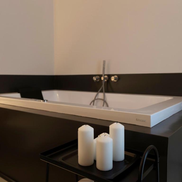 Adaram Suites - Camera King con Vasca Idromassaggio - 8