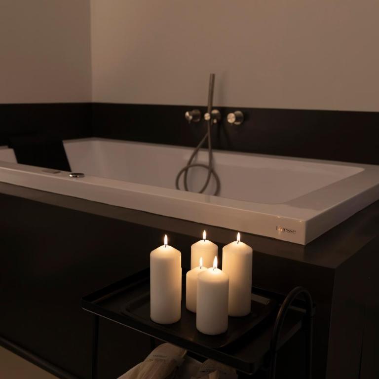 Adaram Suites - Camera King con Vasca Idromassaggio - 9