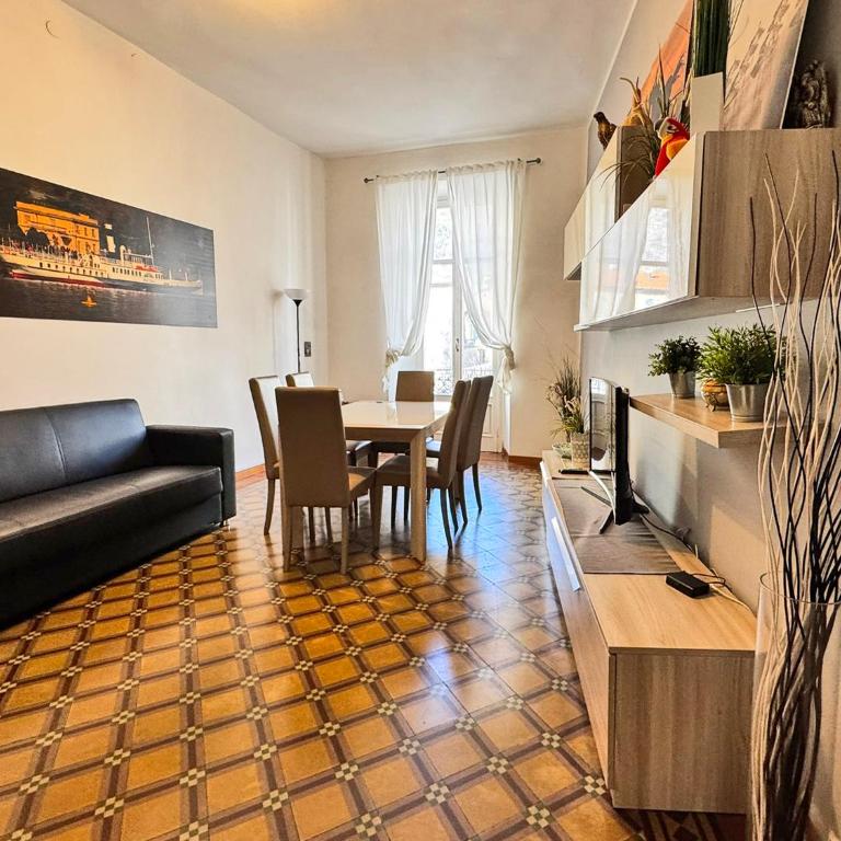 Duomo Amazing Downtown Como Centre - Appartamento con 2 Camere da Letto e Balcone - 9