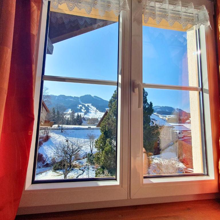 Haus Hindelang - 2 FeWos mit Zugspitzblick, inkl Königscard, gratis Parken & WLAN, Self Check-In, 5 Minuten ins Zentrum - Apartment mit Aussicht und Balkon - 4