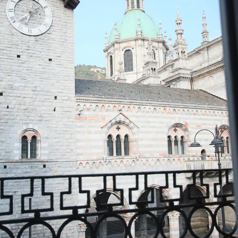 Duomo Amazing Downtown Como Centre - Appartamento con 2 Camere da Letto e Balcone - 17