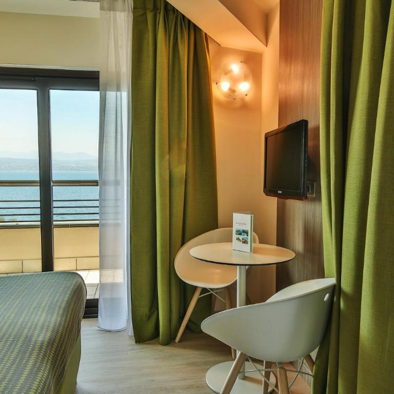 Hotel Ideal - Camera Superior Matrimoniale/Doppia con Letti Singoli con Balcone con Vista Lago - 10