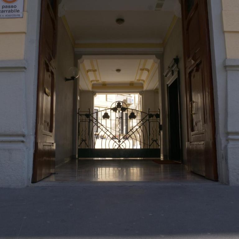 Wonderful downtown apartment-HD NETFLIX, KING-SIZE BED, two minutes' walk from metro - Appartamento Deluxe - 15