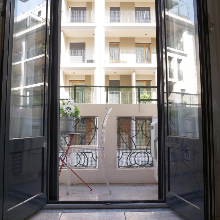 Wonderful downtown apartment-HD NETFLIX, KING-SIZE BED, two minutes' walk from metro - Appartamento Deluxe - 8