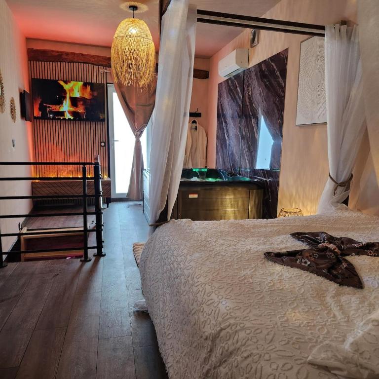 Loveroom Romantique avec Spa et Secret Room - A proximité des Lacs - La Mure - Appartement 1 Chambre - 8