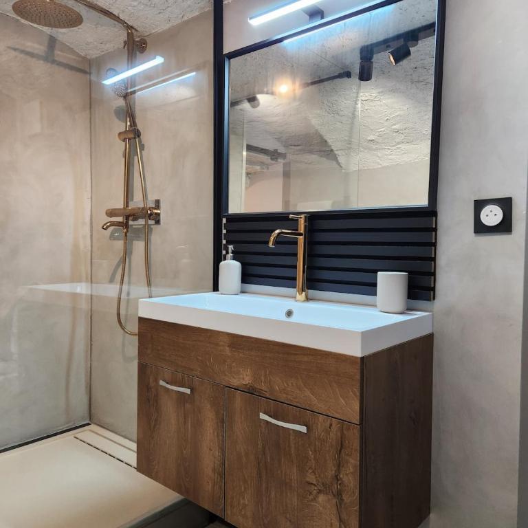 Loveroom Romantique avec Spa et Secret Room - A proximité des Lacs - La Mure - Appartement 1 Chambre - 34