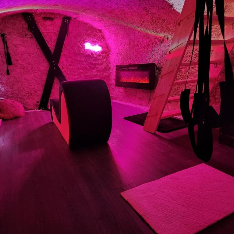 Loveroom Romantique avec Spa et Secret Room - A proximité des Lacs - La Mure - Appartement 1 Chambre - 17