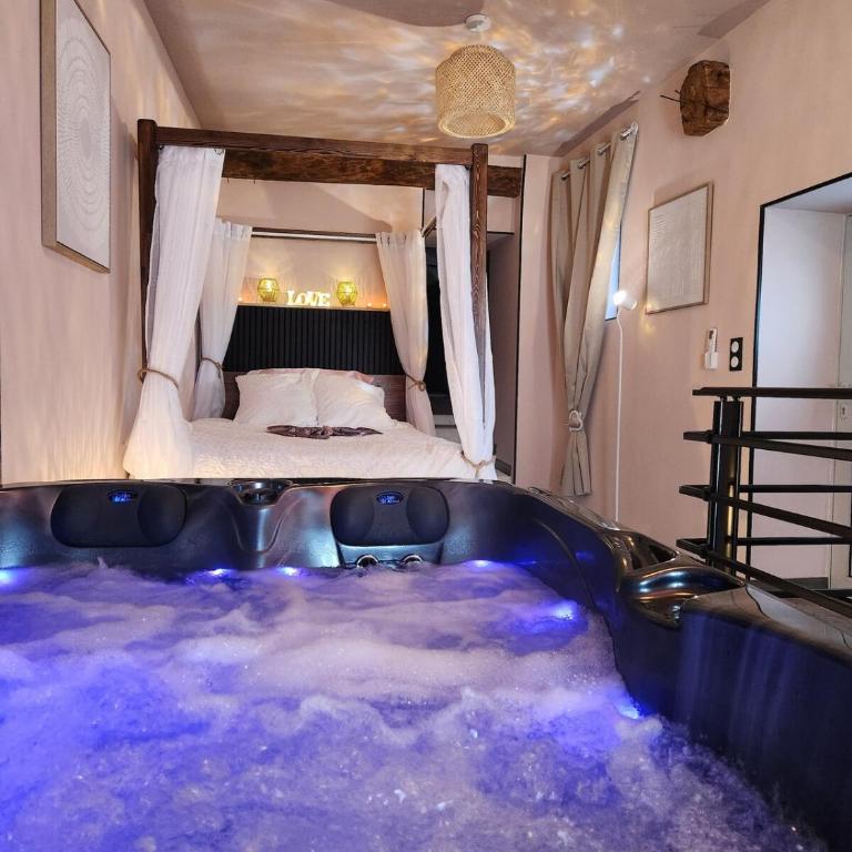 Loveroom Romantique avec Spa et Secret Room - A proximité des Lacs - La Mure - Appartement 1 Chambre - 9