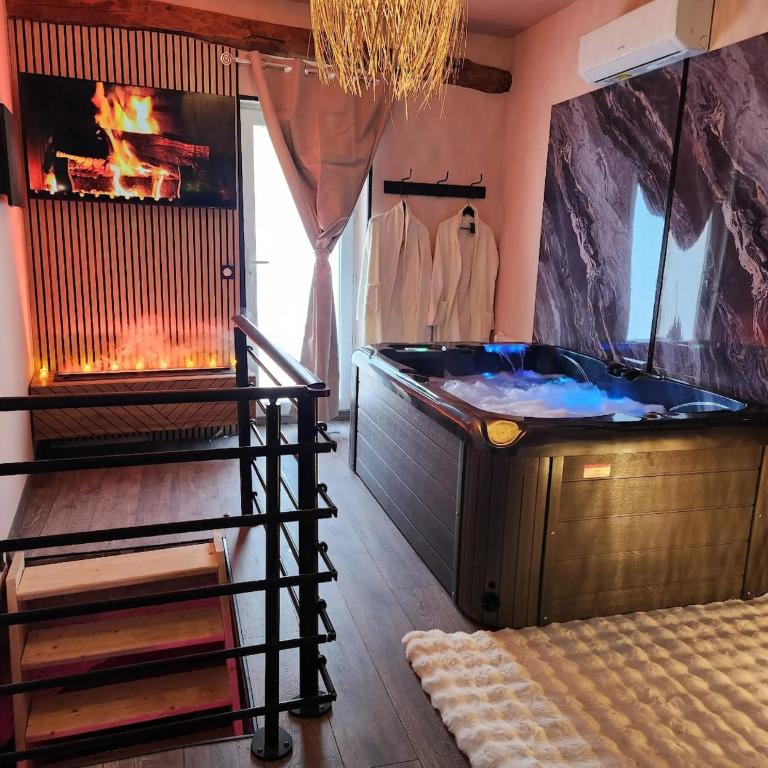 Loveroom Romantique avec Spa et Secret Room - A proximité des Lacs - La Mure - Appartement 1 Chambre - 11