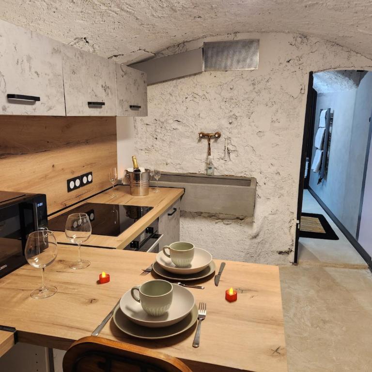 Loveroom Romantique avec Spa et Secret Room - A proximité des Lacs - La Mure - Appartement 1 Chambre - 31