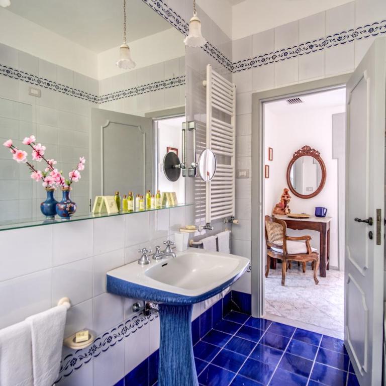 M Suites Sorrento - One-Bedroom Apartment with Bath and Sea View - 9