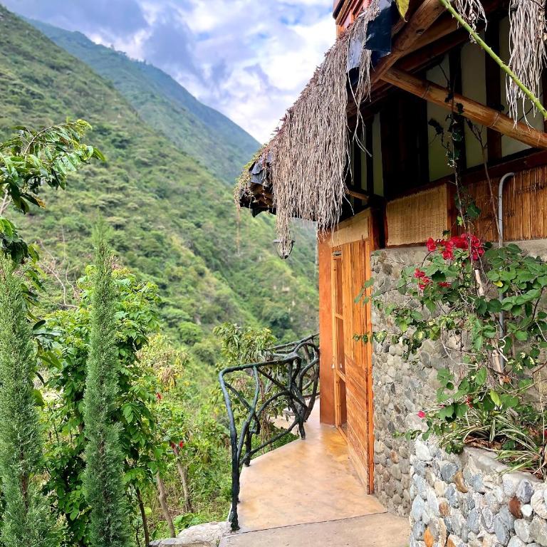 Solara Reconexión Lodge - Habitación con cama extragrande y vistas a la montaña - 3