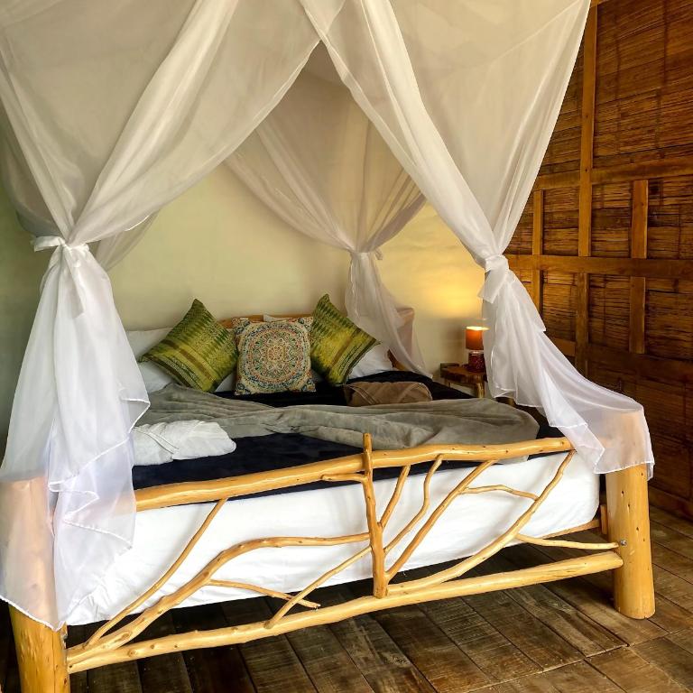 Solara Reconexión Lodge - Habitación con cama extragrande y vistas a la montaña - 6